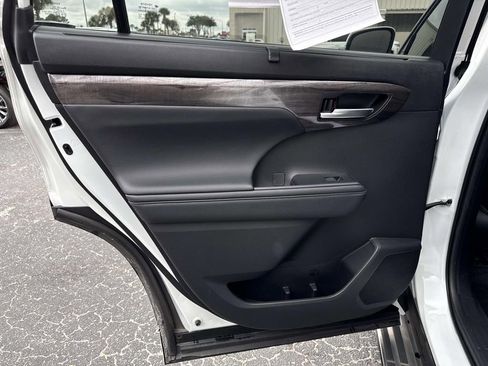 Used 2023 Toyota Highlander Limited image 13