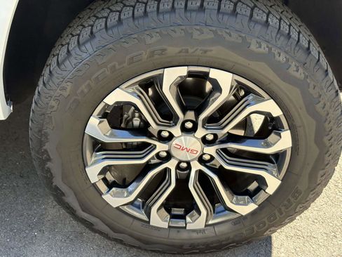 Used 2024 GMC Canyon Denali image 10