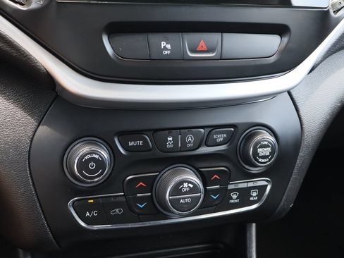 Used 2019 Jeep Cherokee Limited AWD/4WD image 17