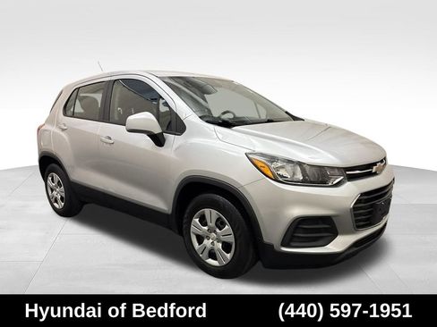 Used 2018 Chevrolet Trax LS FWD image 3