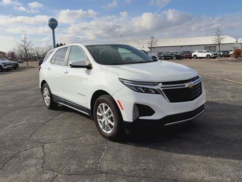 Used 2023 Chevrolet Equinox LT image 2