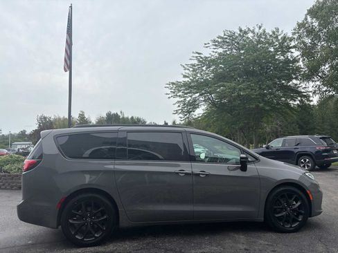 Used 2025 Chrysler Pacifica Limited FWD image 10