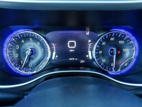 Used 2023 Chrysler Pacifica Touring-L image 19