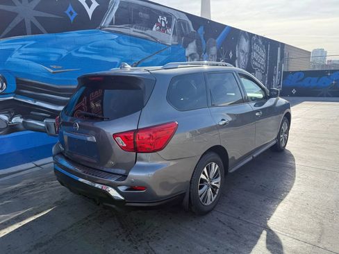 Used 2020 Nissan Pathfinder SV image 4