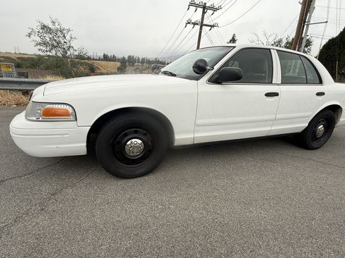 Used 2006 Ford Crown Victoria Police Interceptor image 3