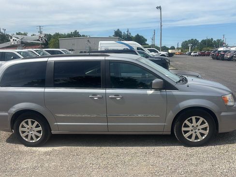 Used 2015 Chrysler Town & Country Touring FWD image 3