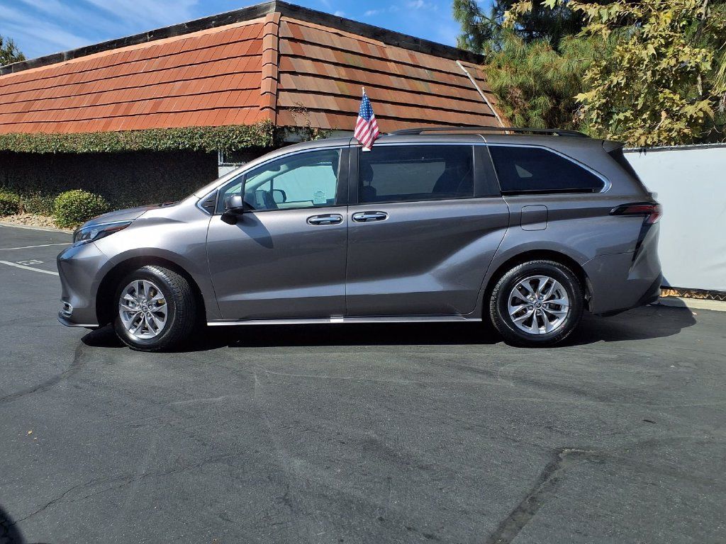 Certified 2024 Toyota Sienna XLE FWD image 4