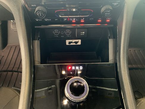 Used 2023 Jeep Grand Cherokee Laredo RWD image 23