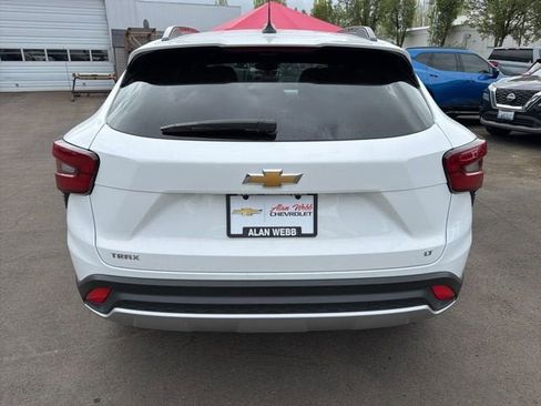 Used 2025 Chevrolet Trax LT FWD image 4
