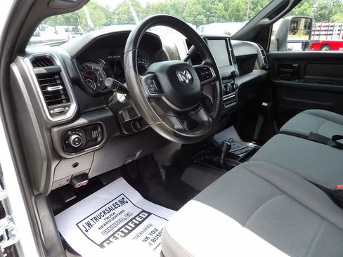 Used 2024 RAM 5500 Tradesman w/ Chrome Appearance Group AWD/4WD image 16
