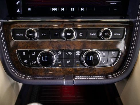 Used 2021 Bentley Bentayga image 33