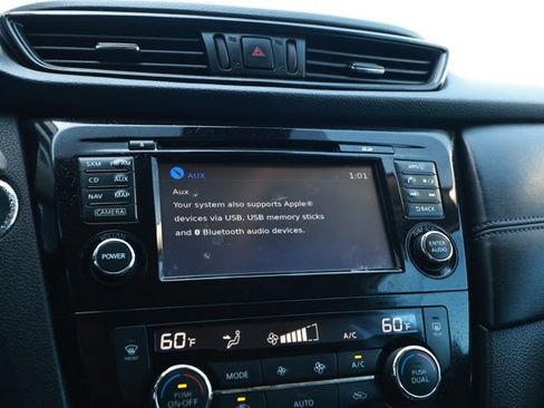 Used 2017 Nissan Rogue SL w/ SL Premium Package FWD image 16