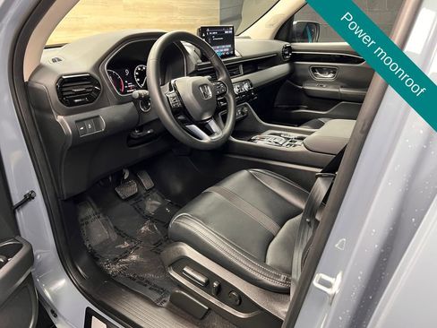 Used 2025 Honda Pilot Touring image 3