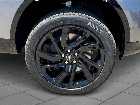 New 2025 Land Rover Discovery Dynamic SE image 11