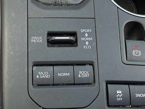 Used 2021 Toyota Highlander XLE AWD/4WD image 23