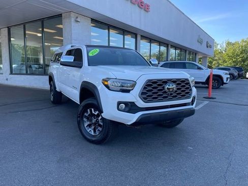 Used 2021 Toyota Tacoma TRD Off-Road w/ TRD Premium Off Road Package AWD/4WD image 3