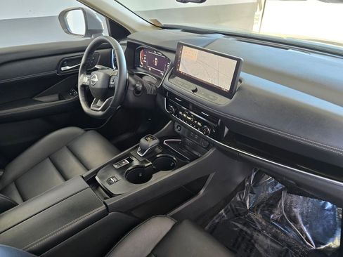 Used 2025 Nissan Rogue SL w/ Tech Package FWD image 11