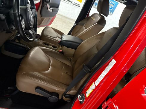 Used 2013 Jeep Wrangler Unlimited Sahara w/ Connectivity Group image 9