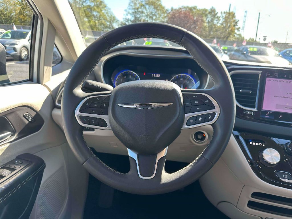 Used 2023 Chrysler Pacifica Touring-L FWD image 14