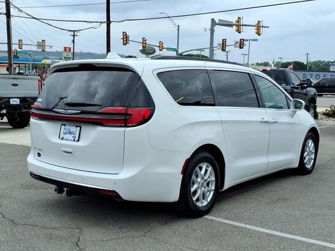 Used 2022 Chrysler Pacifica Touring-L FWD image 10