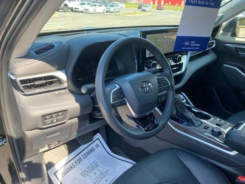 Used 2024 Toyota Highlander Platinum image 12