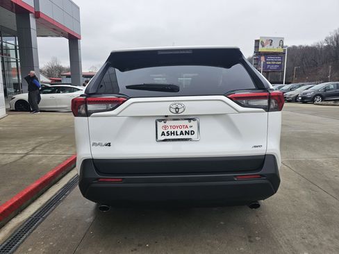 Used 2021 Toyota RAV4 XLE w/ Convenience Package image 6