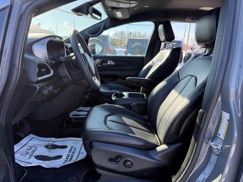 Used 2025 Chrysler Pacifica Select image 10