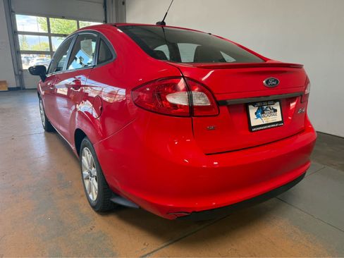 Used 2013 Ford Fiesta SE FWD image 2