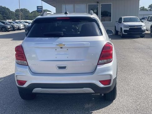 Used 2020 Chevrolet Trax LT w/ LT Convenience Package FWD image 5