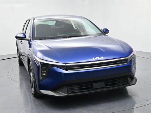 New 2025 Kia K4 LXS image 2