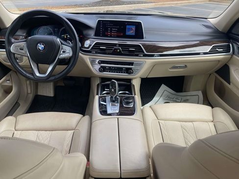 Used 2019 BMW 750i image 10