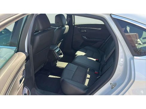 Used 2015 Chevrolet Impala LT w/ Convenience Package image 11