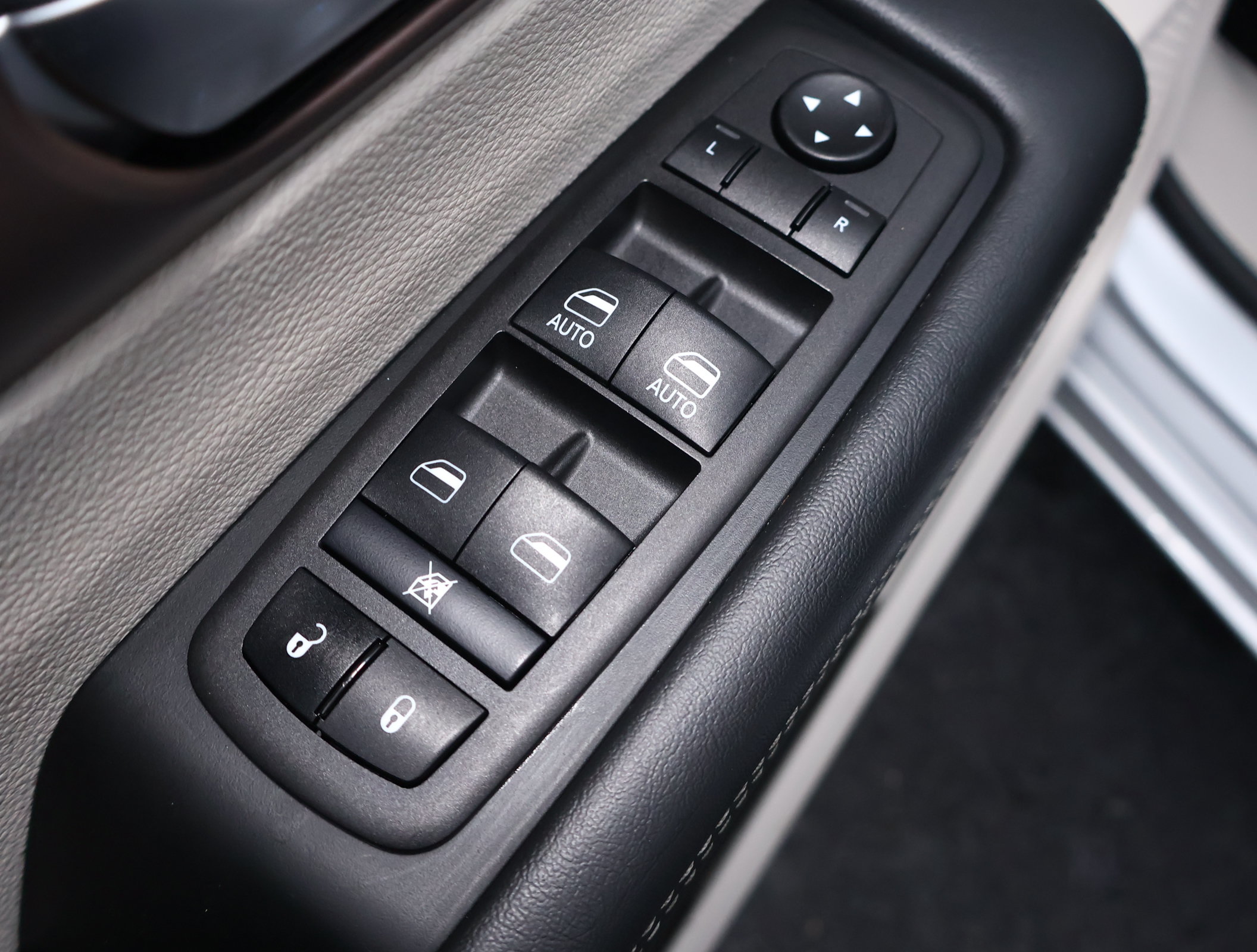 Used 2024 Chrysler Voyager LX FWD image 8