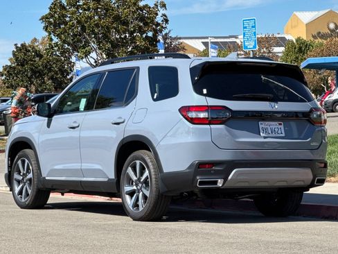 Used 2025 Honda Pilot Touring image 6