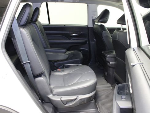 Used 2024 Toyota Grand Highlander AWD image 17