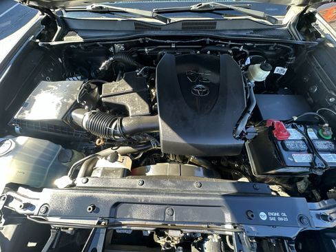 Used 2018 Toyota Tacoma TRD Sport image 33