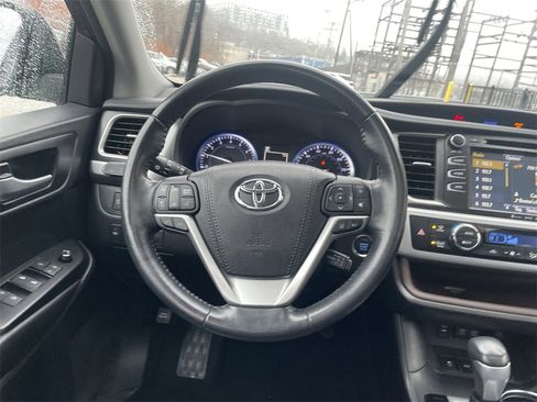 Used 2018 Toyota Highlander SE image 16