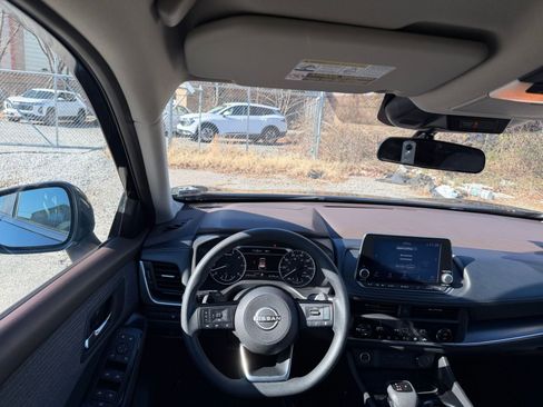 Used 2023 Nissan Rogue SV image 34