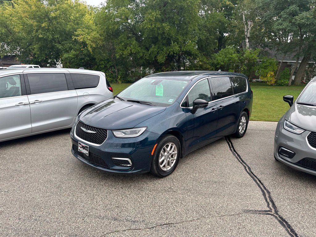 Used 2025 Chrysler Pacifica Select FWD image 1