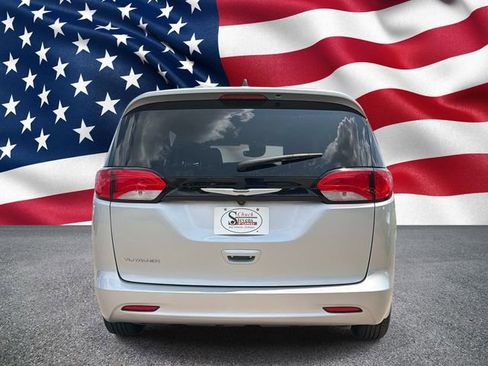 Used 2023 Chrysler Voyager LX FWD image 9