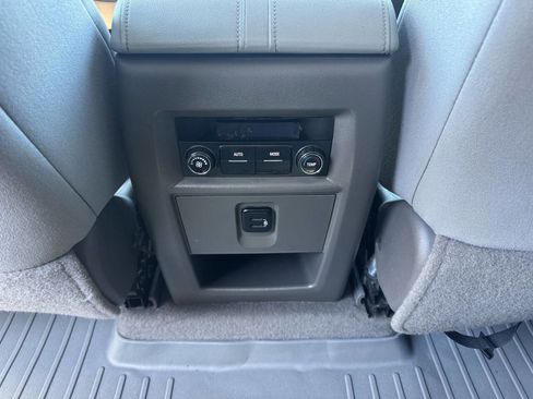 Used 2018 Chevrolet Traverse LT image 13