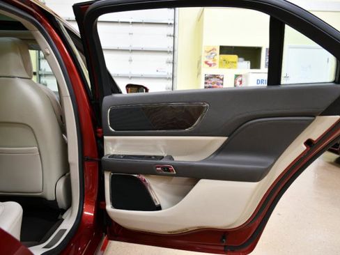 Used 2019 Lincoln Continental Select w/ Continental Climate Package image 40