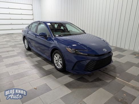 Used 2025 Toyota Camry LE image 5