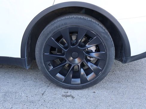 Used 2023 Tesla Model Y Long Range image 22