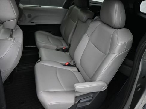 Certified 2025 Toyota Sienna XLE FWD image 16
