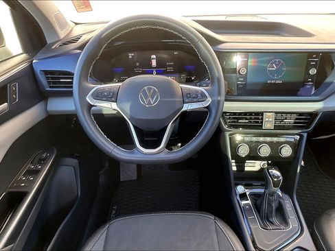 Certified 2023 Volkswagen Taos SE image 4