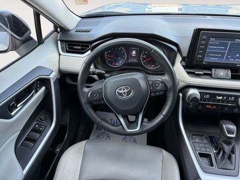 Used 2021 Toyota RAV4 XLE Premium image 12