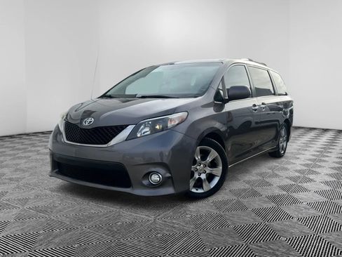 Used 2014 Toyota Sienna SE image 2