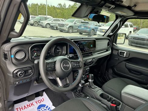 Used 2025 Jeep Wrangler Unlimited Rubicon 4xe w/ Convenience Group AWD/4WD image 10