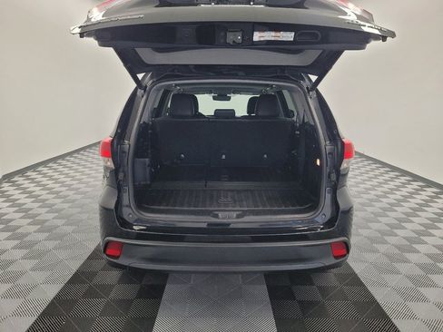 Used 2019 Toyota Highlander XLE AWD/4WD image 29